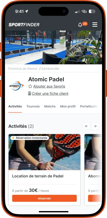 Application SportFinder sur un iPhone : page d'accueil du club Atomic Padel avec réservation instantanée.