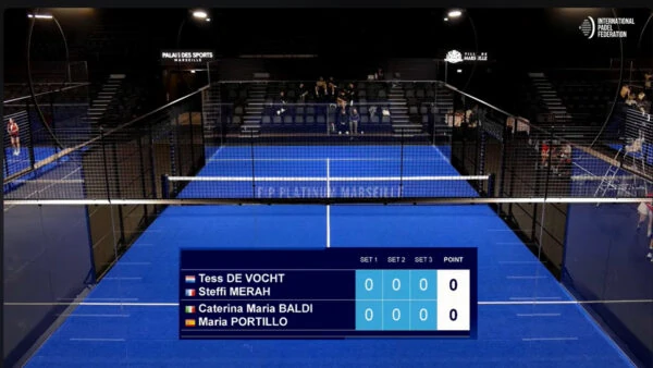 Retransmission d'un match de padel produite par Padel Stats Live, le produit de PadelDev : vue du terrain depuis les tribunes et incrustation du score des deux équipes en bas de l'image