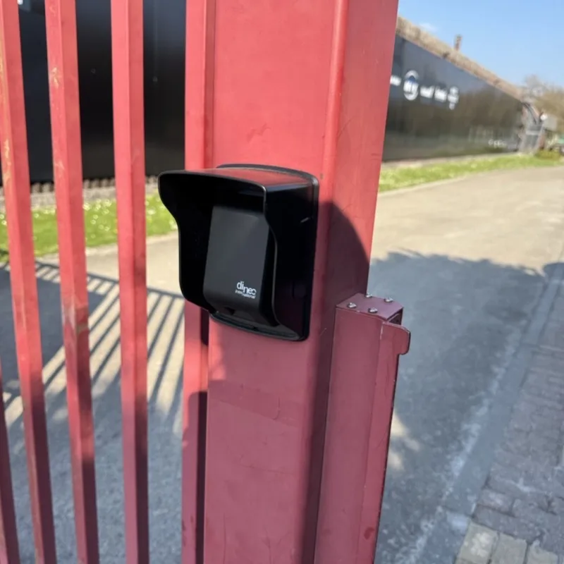 Un lecteur de QR code sous capot étanche, monté sur le portail d'un club
