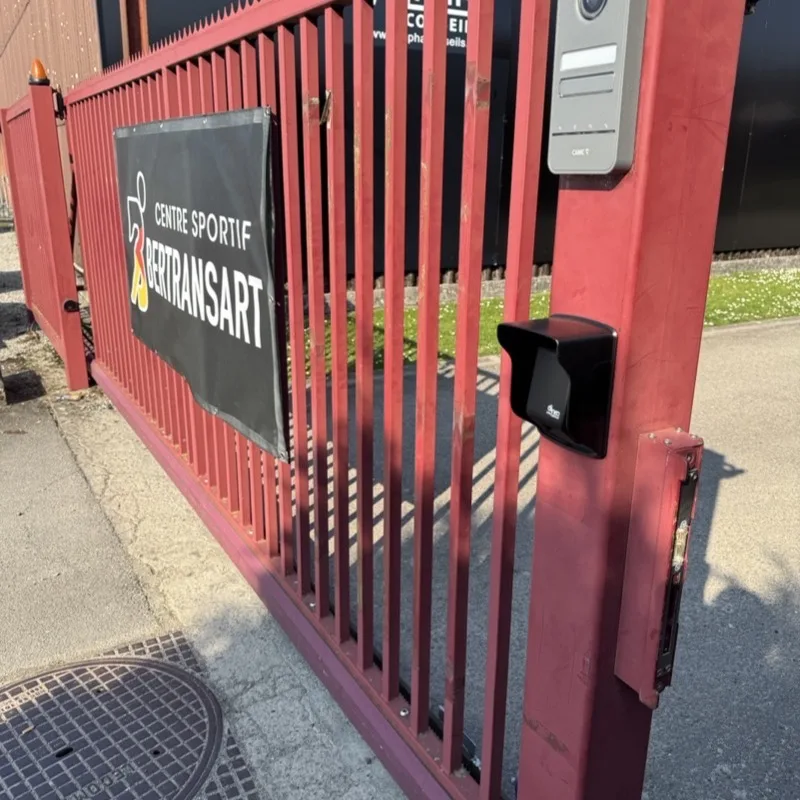 Le portail coulissant du Centre sportif du Bertransart, équipé d'un lecteur de QR code