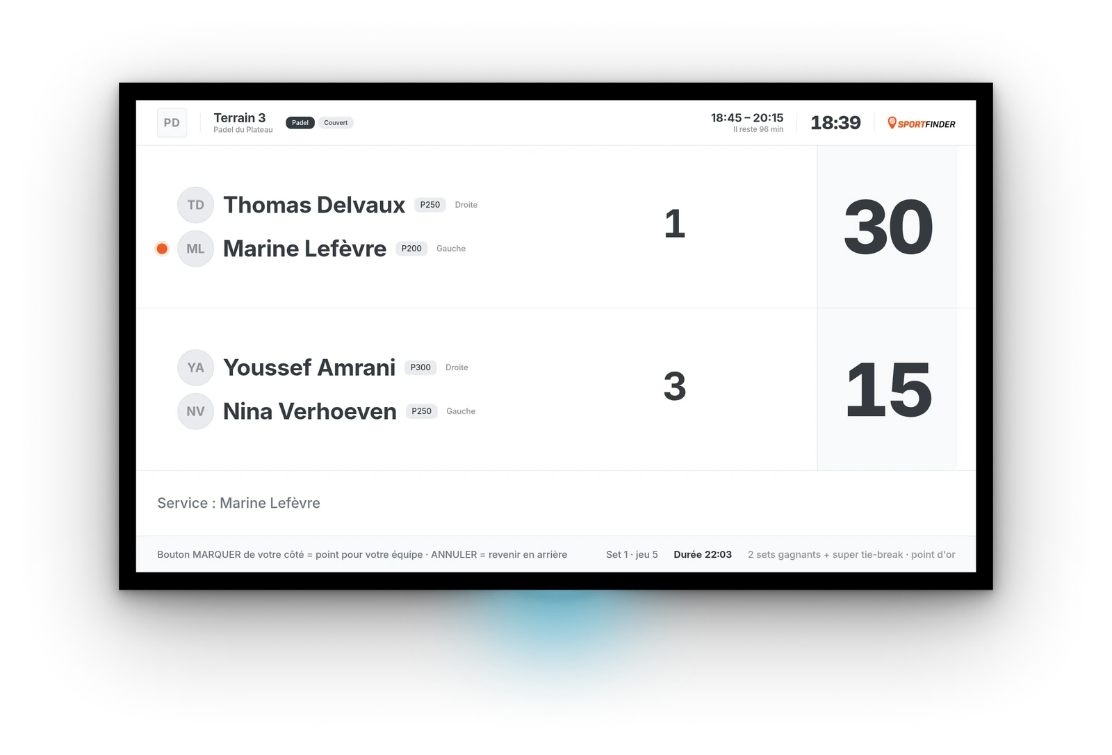Écran de terrain affichant le score du match en cours : sets, points, service et durée