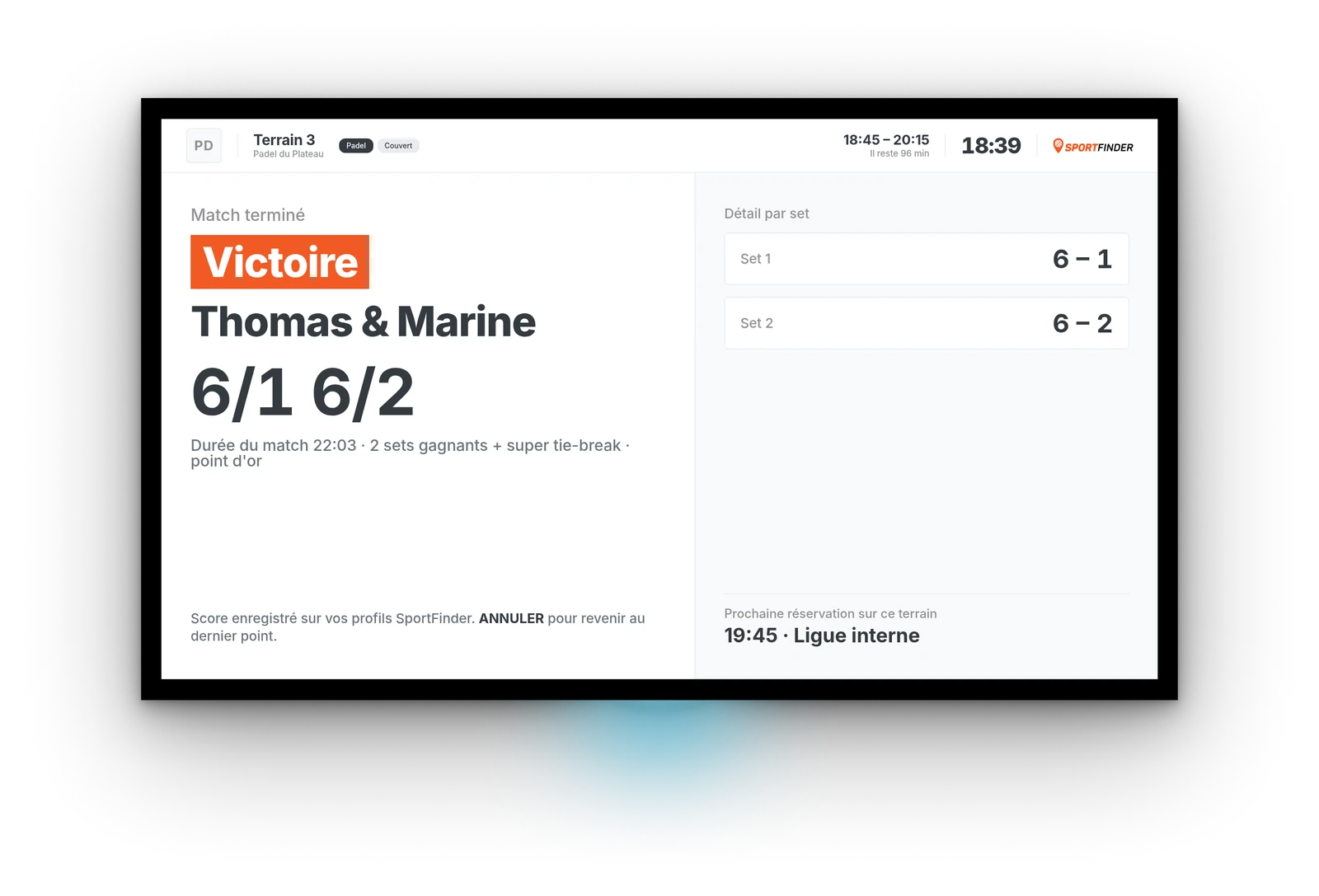 Écran de terrain affichant le résultat du match : vainqueur, score final et détail par set