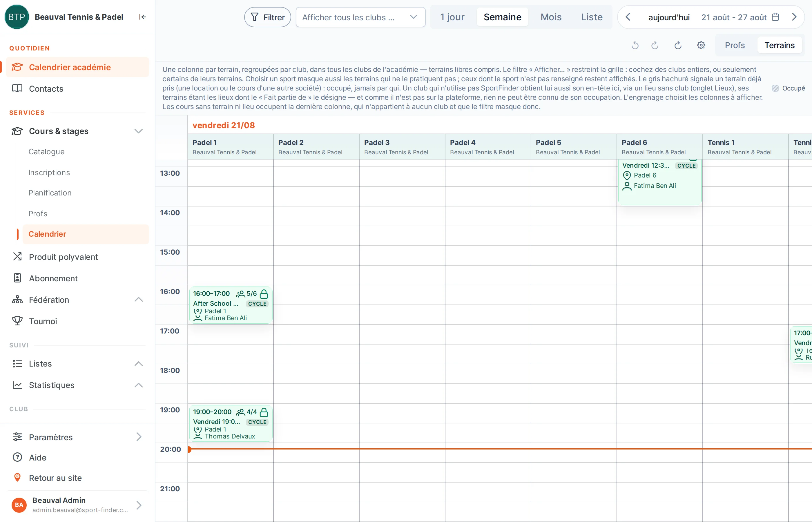 Le calendrier académie de SportFinder en vue Terrains : une colonne par terrain, regroupées par club, avec les cours posés dessus