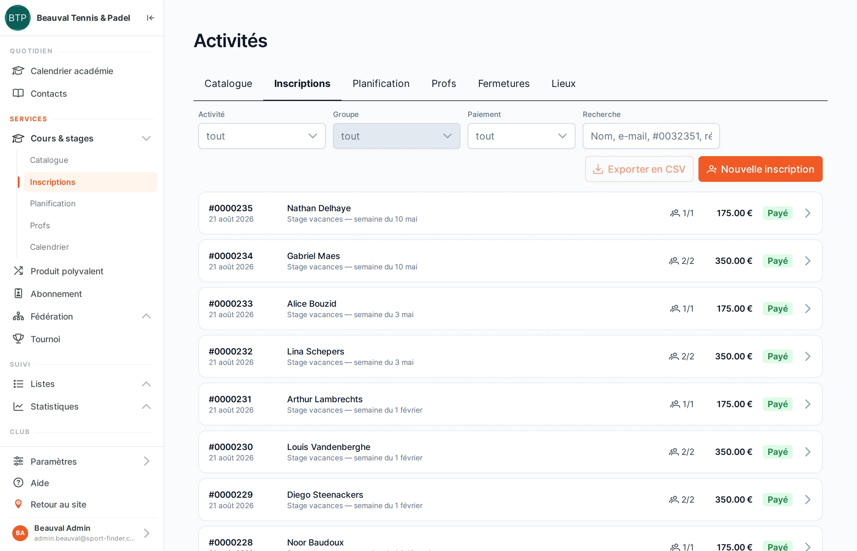 Le registre des inscriptions dans SportFinder : numéro, nom, activité, nombre de places, montant et statut Payé, avec des filtres et un export CSV