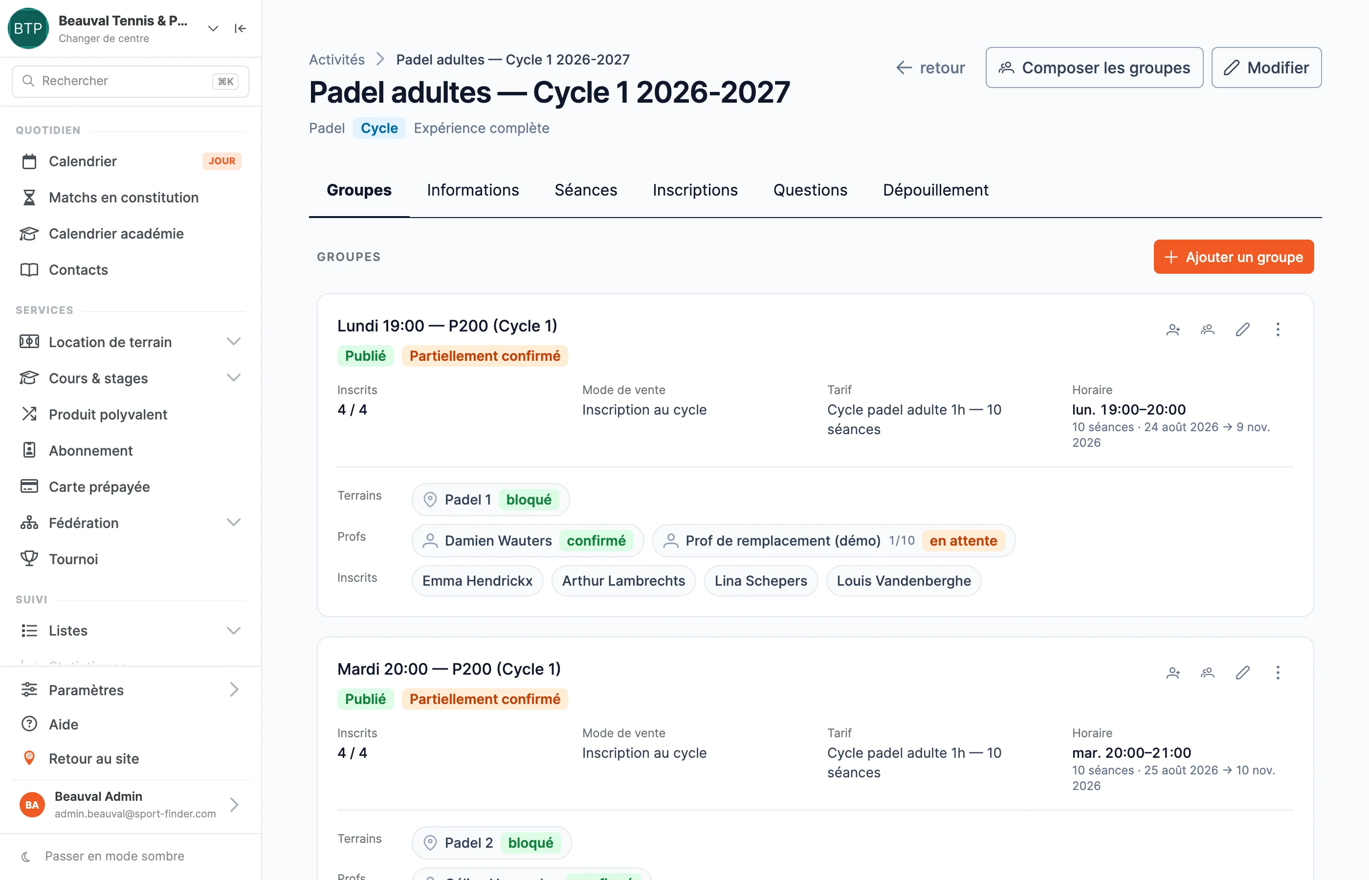 Les groupes d'un cycle dans SportFinder : pour chacun, 4 inscrits sur 4, son horaire, son tarif, son terrain marqué « bloqué », ses profs « confirmé » ou « en attente » et le nom de ses inscrits