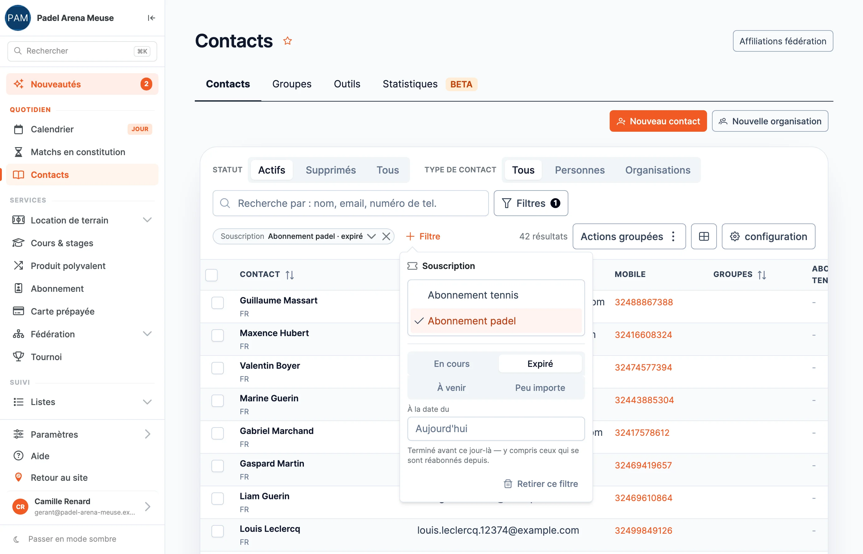 La liste des contacts avec un filtre d'abonnement ouvert : abonnement padel, situation « Expiré », à la date du jour, et la pastille du filtre au-dessus de la liste