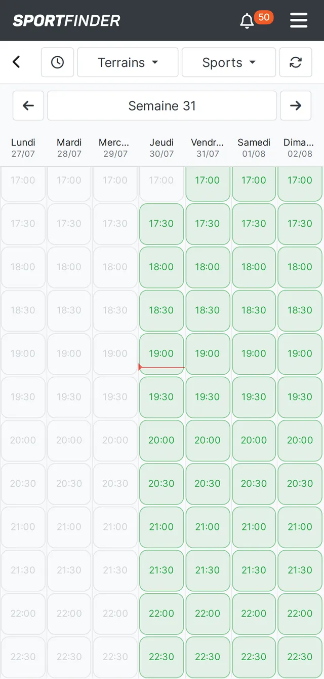 Le calendrier de réservation d'un terrain de foot en salle : toute la semaine affichée d'un coup, les créneaux libres du soir en vert de 17 h à 22 h 30